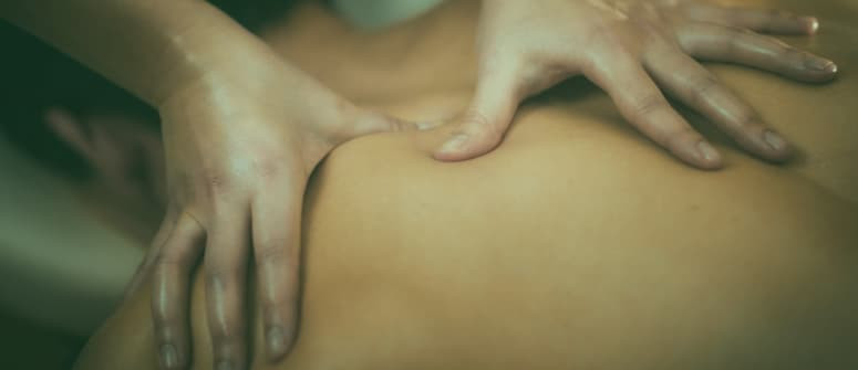 Come preparare l’olio per massaggi infuso con la cannabis